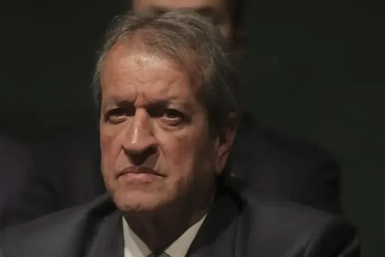 Moraes autoriza Valdemar Costa Neto a ter contato com Bolsonaro.