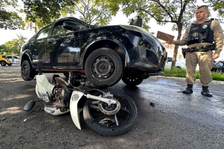 Motociclista sem CNH: ele cruzou a avenida, que não era sua preferencial, sem frear a motocicleta.