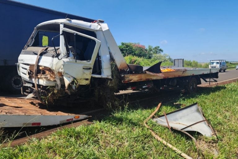 Pai E Filha Ficam Feridos Após Caminhão Cair Em Canteiro Da Br 369 (1)