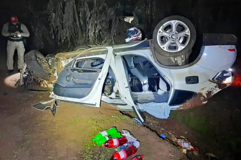 Quatro Pessoas Ficam Feridas Após Capotamento De Bmw