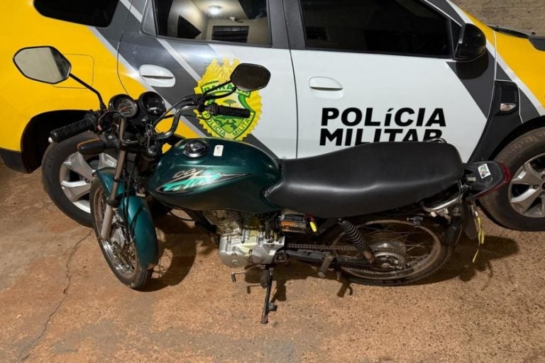 Tapira: o motociclista foi abordado pelos policiais por estar usando o capacete de forma inadequada.