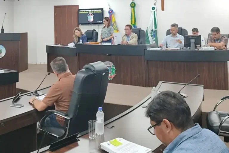 Vereadores de Umuarama: dez projetos do Executivo foram analisados e aprovados na sessão ordinária.