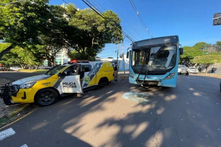 Viatura da PM e ônibus: