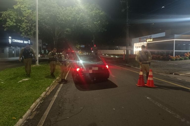 Lei Seca em Umuarama: operação resulta em moto apreendida e abordagens na avenida Paraná.