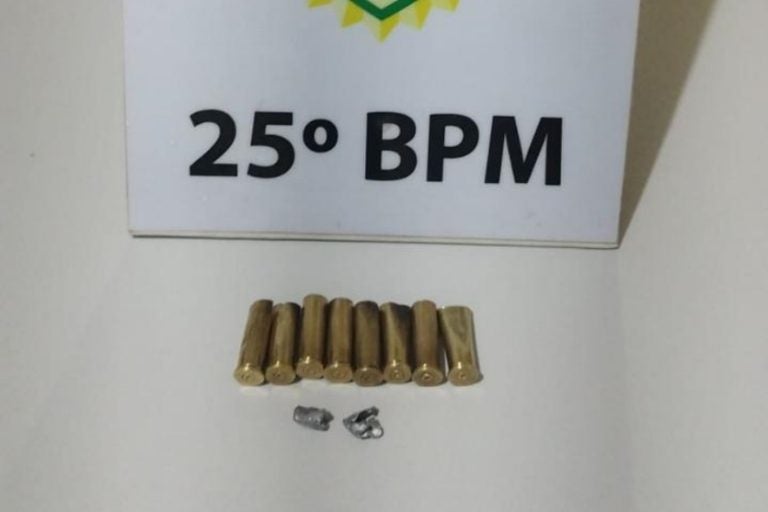 Homem atira na casa da ex e foge, em Brasilândia do Sul. Na foto, os cartuchos e parte dos projéteis.