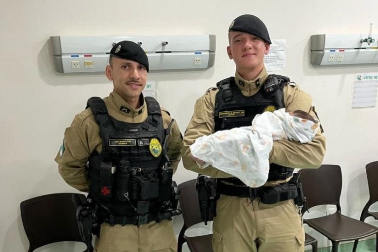 Policiais salvam bebê em Umuarama que estava engasgado. Na foto, os policiais que resgataram o bebê.