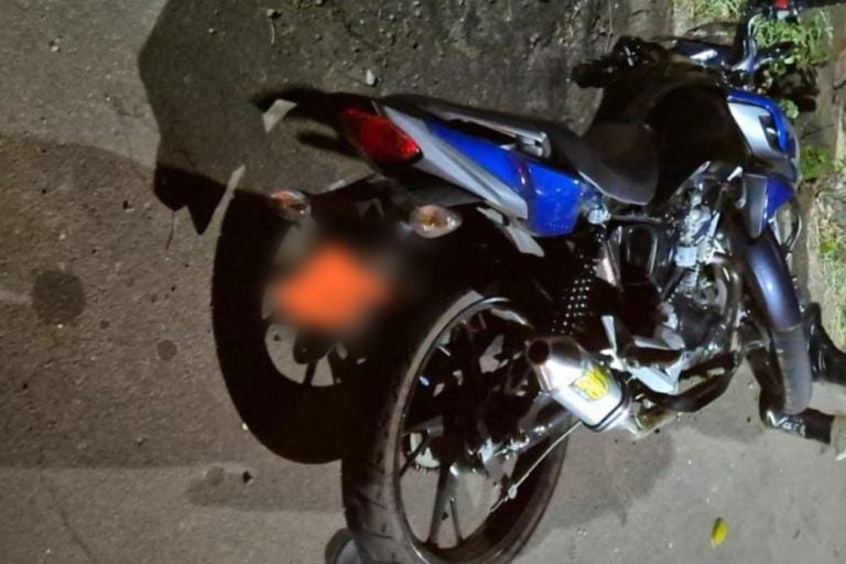 Motociclista é detido por direção perigosa e tem moto apreendida.