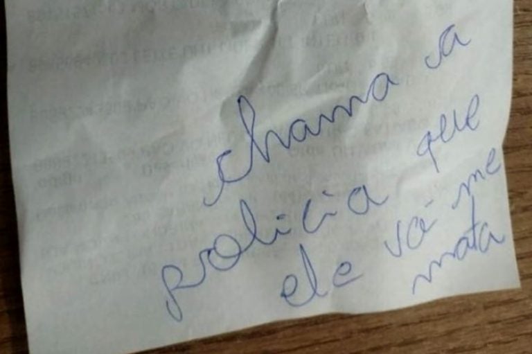 Mulher pede socorro com bilhete entregue em supermercado.