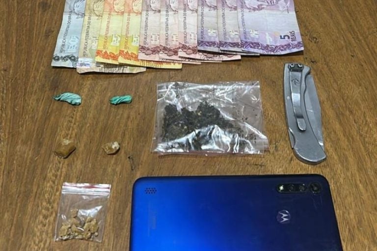 Tráfico na Praça da Bíblia: Homem é preso com crack, maconha e cocaína.