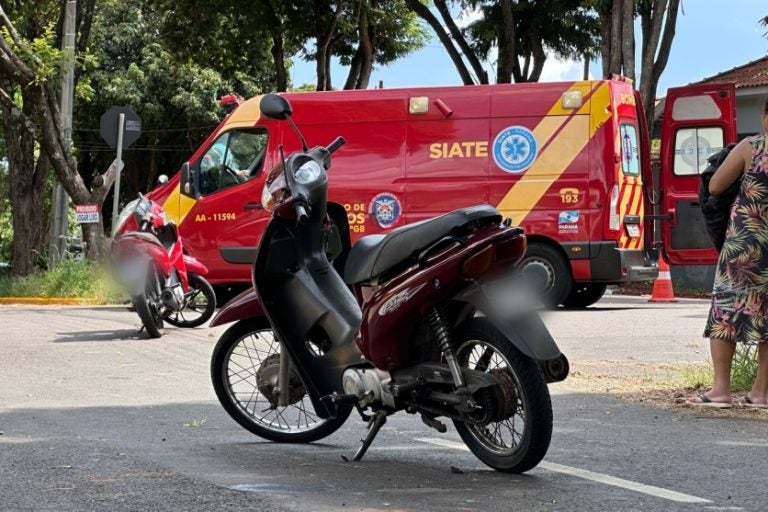 Colisão de motonetas em cruzamento de Umuarama deixa feridas.