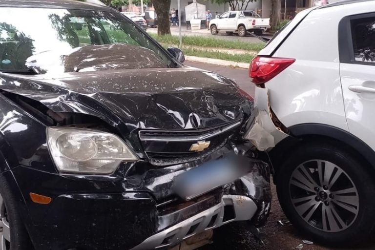 Acidente próximo à praça Tamoio deixa mulher e bebê feridos.