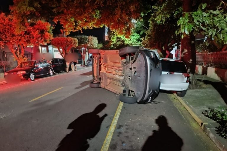 Carro tomba na rua Sergipe, em Umuarama, após colisão. Na foto, o veículo tombado.