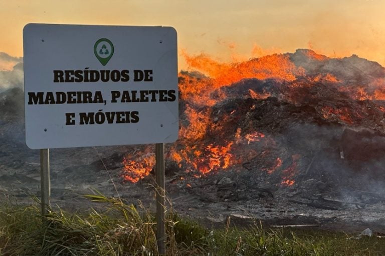 Incêndio de grandes proporções atinge o aterro sanitário de Umuarama.