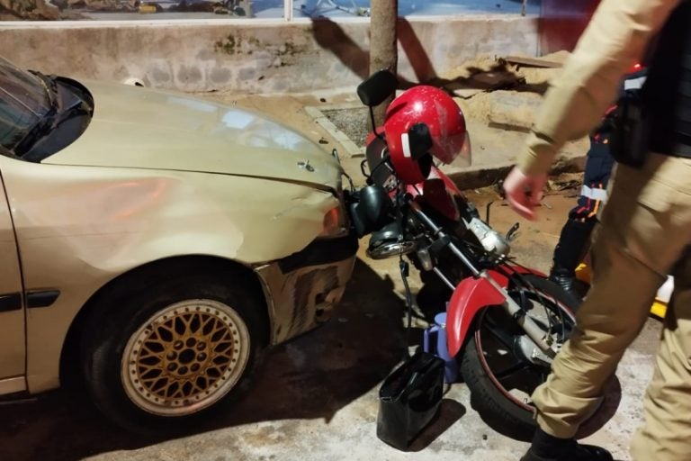 Acidente em Cruzeiro do Oeste deixa motociclista ferida.