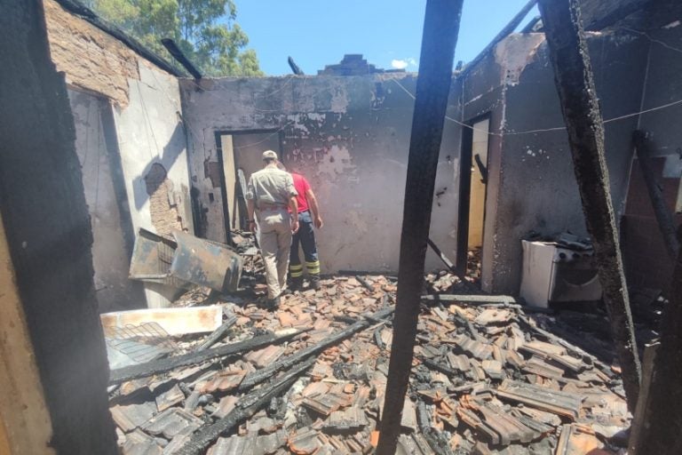 Crianças de 3 anos morrem carbonizadas em incêndio residencial em Tapira.