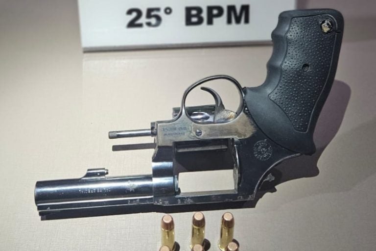 Homem armado em Pérola é preso após falha em carro.