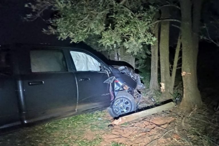 Acidente na PR-182 deixa criança ferida após colisão com árvore.