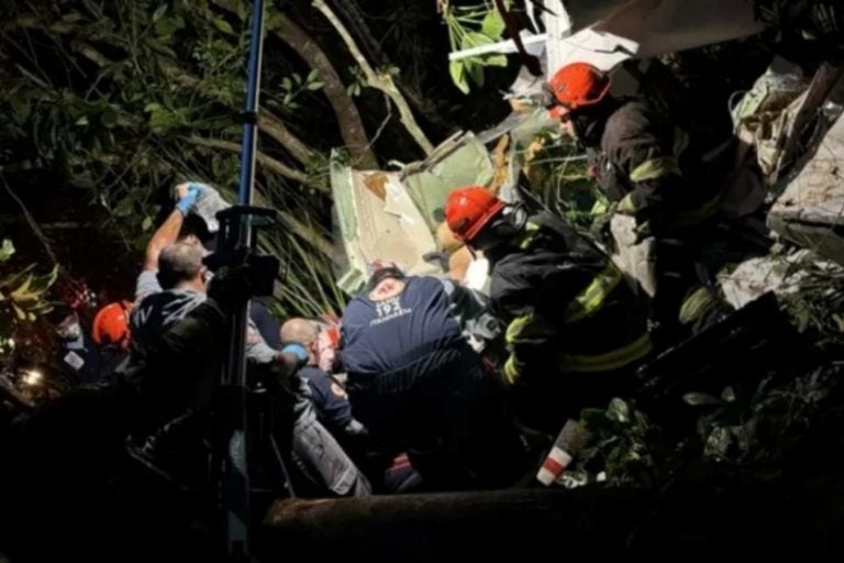Avião cai em aldeia indígena e deixa um morto e outro ferido.