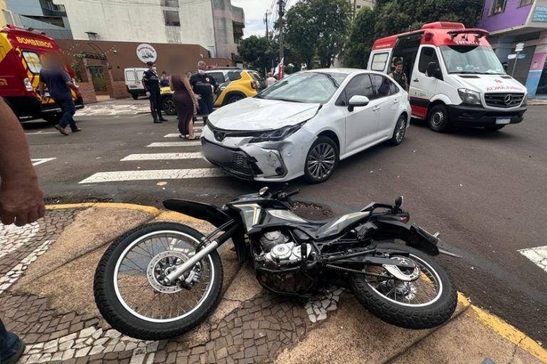 Motociclista fratura a perna em Umuarama após colisão com carro.