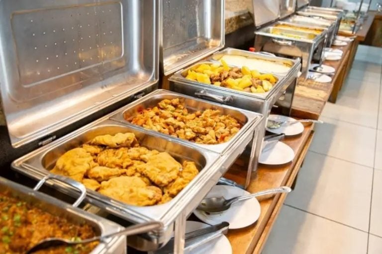 Margueroni oferece buffet variado e opções deliciosas no almoço.
