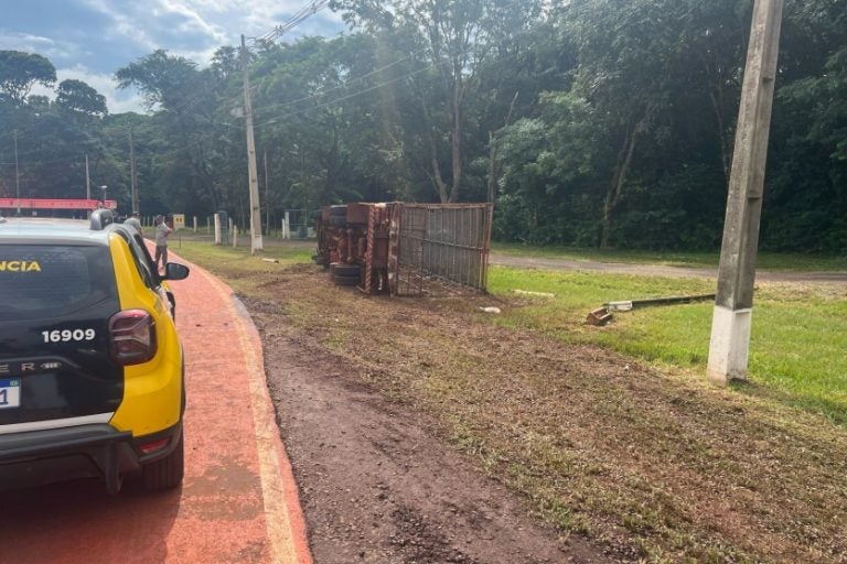 Caminhão tomba na PR-364 e caminhoneiro fica ferido.