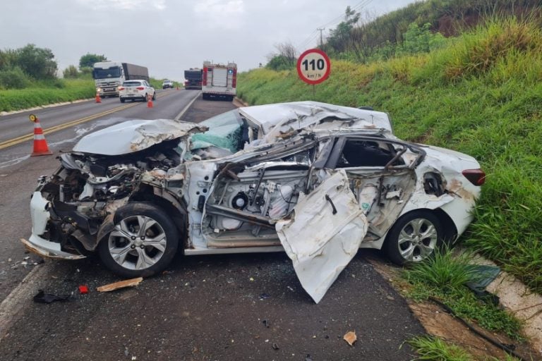 Colisão na BR-376: Um morre após acidente com ônibus e carro.