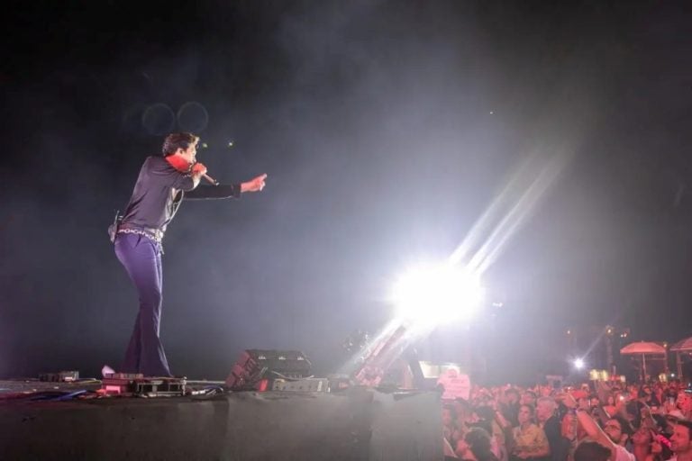 Luan Santana inaugura palco repaginado na arena da Expo Umuarama.
