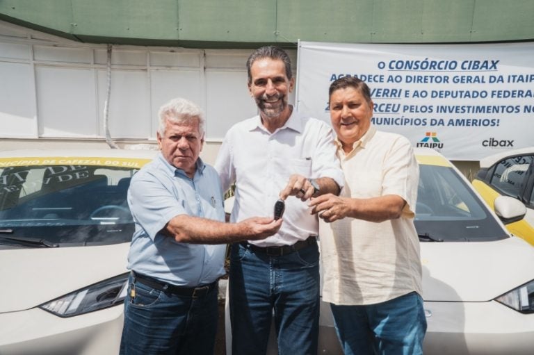 Itaipu entrega 15 veículos elétricos na Expo Umuarama.