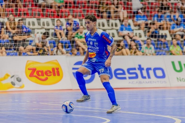 Ampére e Umuarama se enfrentam pelo Paranaense de Futsal.