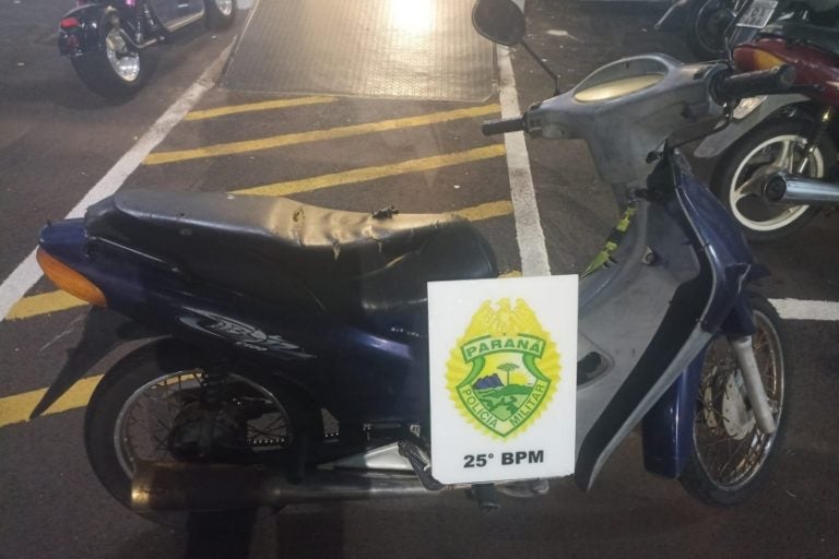 PM recupera Biz furtada em Umuarama após patrulhamento no Jardim Petrópolis.