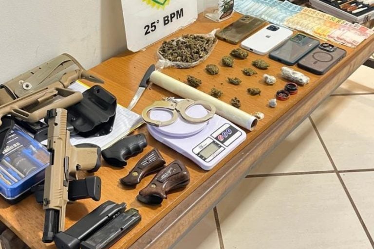 PM prende suspeitos de tráfico em Umuarama e aprende armas e equipamentos.