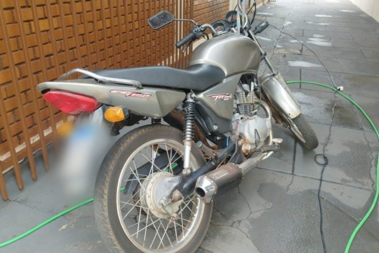 Moto barulhenta é apreendida em Alto Piquiri com chassi raspado.
