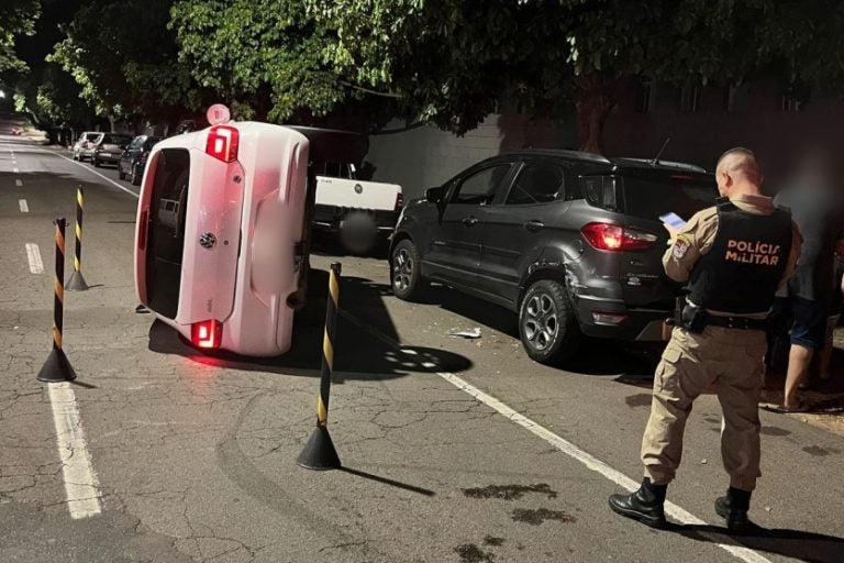 Carro tomba em Umuarama após condutor embriagado colidir.