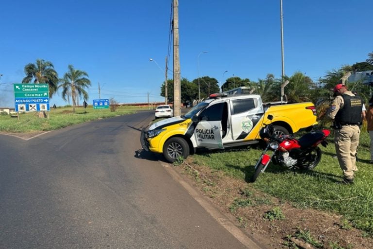 Motociclista se fere na PR-317 após colidir lateralmente em carro.