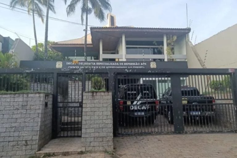 Homem deixa cachorro morrer exposto ao sol forte e é preso.