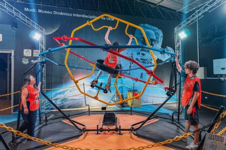 UEM na Expo Umuarama leva interação com treino de astronauta.