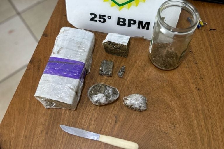 Jovem é preso por tráfico de drogas em Umuarama após tentar fugir da PM.