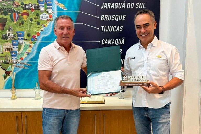 Assembleia Itinerante homenageia grupo Uvel na Expo Umuarama.