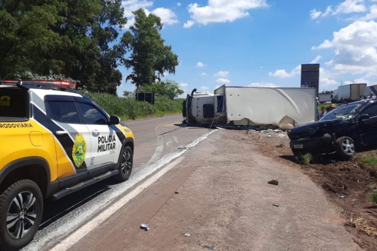 PRE detalha acidente em Tapejara com caminhão tombado.