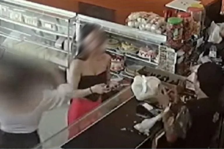 Atendente é atingida por sacola de coxinhas por cliente enfurecida.