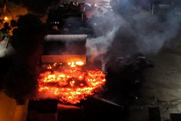 Incêndio atinge fábrica de refrigerantes em Paranavaí.