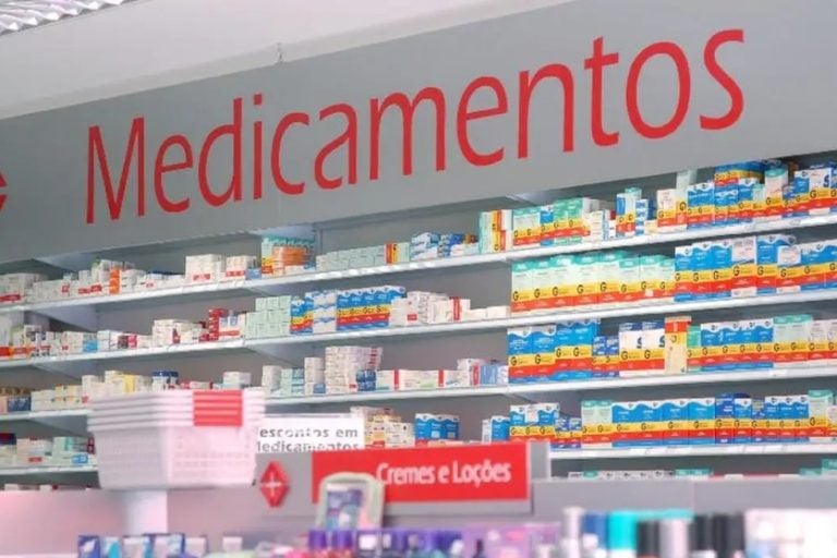 CFM condena permissão para farmacêuticos prescrever medicamentos.
