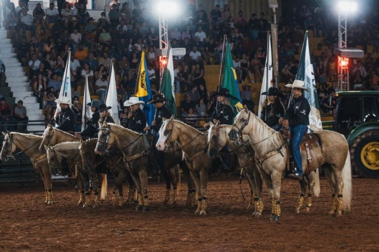 Com cavalos palominos, entrada das bandeiras tornou-se espetáculo à parte na Expo Umuarama.