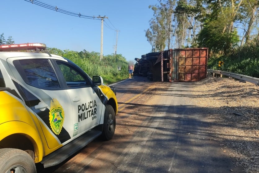 Caminhão tomba na PR-082 em Cidade Gaúcha e espalha carga.