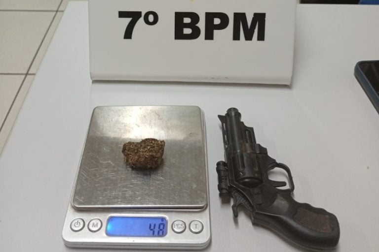 Homem é detido com maconha e simulacro em Cruzeiro do Oeste.