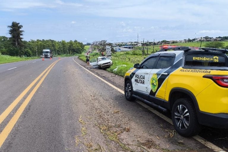 Capotamento na PR-323 em Tapejara deixa três feridos.