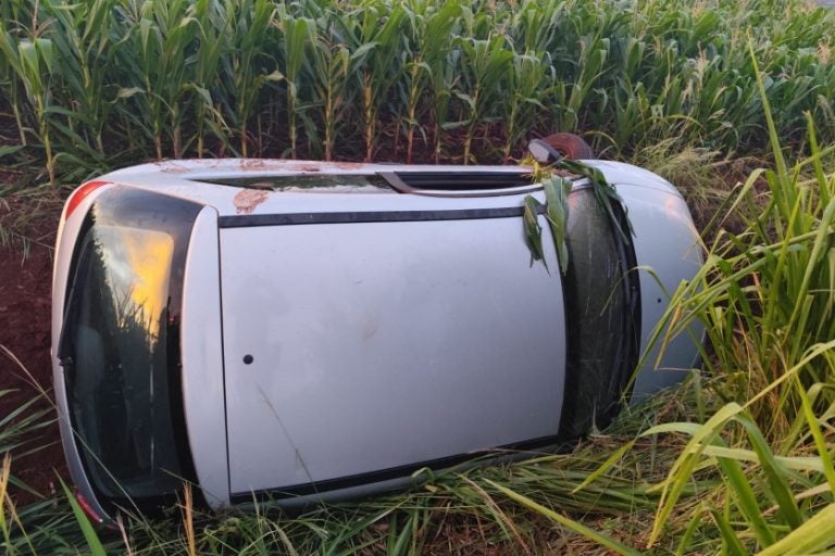 Carro tomba na PRC-467 em Marechal Cândido Rondon.
