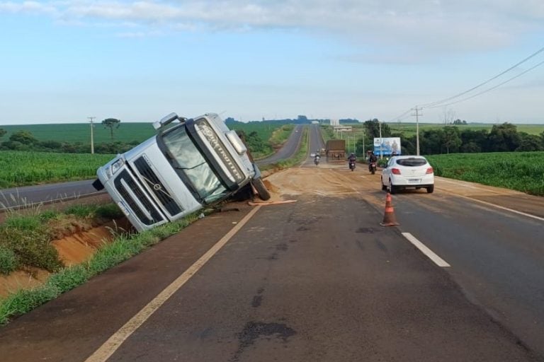 Caminhoneiro morre na BR-163 após ser ejetado e veículo tombar sobre ele.