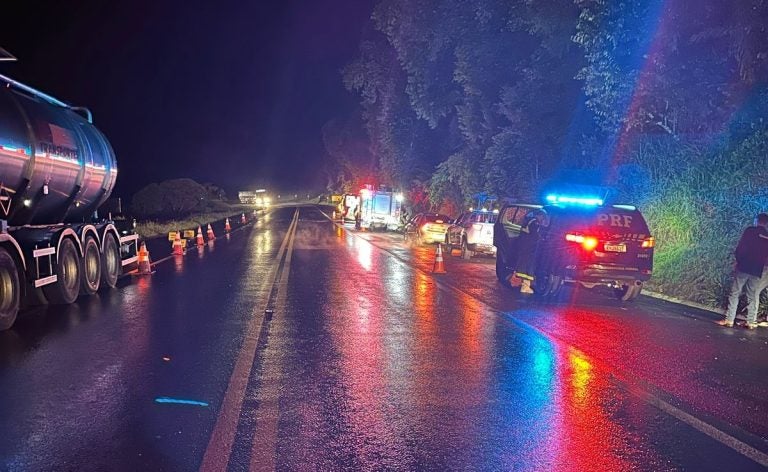 Um grave acidente envolvendo um veículo de passeio e um caminhão-tanque foi registrado na madrugada desta sexta-feira (28) no km 442 da BR-277, em Laranjeiras do Sul, no Paraná.