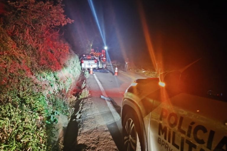 Colisão frontal: o acidente ocorreu durante a madrugada deste domingo (9).